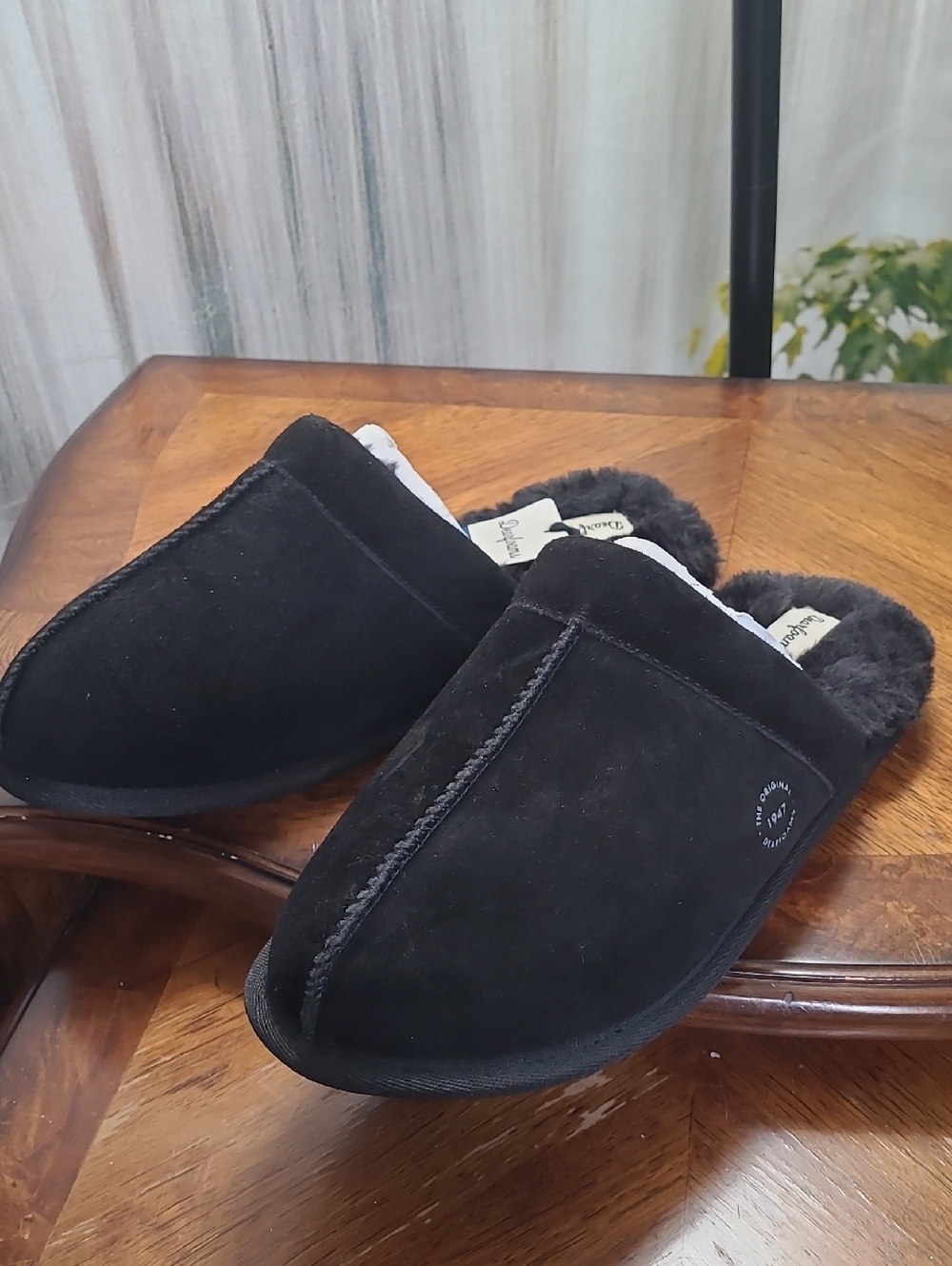 New with tag! Dearfoams Mens 9 Sleek Black Suede Cozy Shearling Slip On Slippers